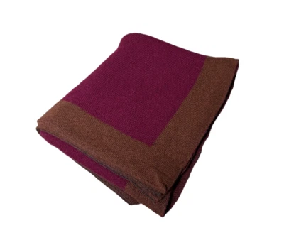 Manta de lana de cordero Pine Cone Hill tejida con bordes púrpura marrón de lujo Foto 1 de 4