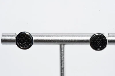 Juego de aretes con racimo de diamantes negros de corte redondo de 0,25 quilates de plata de ley 925 de $395 Foto 1 de 4