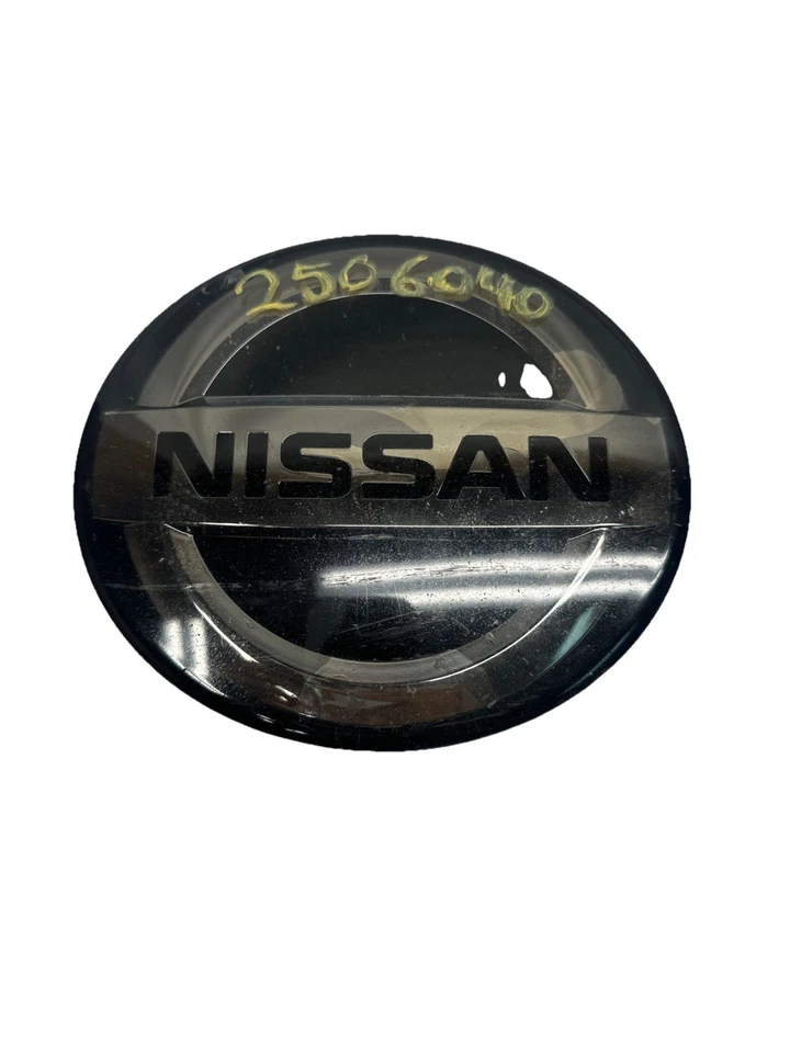 Оригинальная передняя эмблема решетки радиатора Nissan Sentra 2021 в сборе с эмблемой 21119064A0104 - Изображение 1 из 4