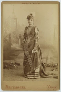 Cabinet circa 1890. La soprano Cécile Simonnet (opéra "Le Pré aux clercs"). - Picture 1 of 2