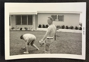 FOTO VINTAGE ENCONTRADA Hombre a punto de patear a mujer en la parte trasera - Imagen 1 de 4
