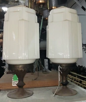 Par de pantallas de fuente de mostrador de farmacia de vidrio y latón Art Deco GS00504 Foto 1 de 4