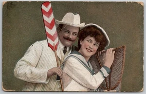 um 1910 antike Postkarte Paar Liebhaber Vintage Mode Matrosenanzug Schnurrbart - Bild 1 von 2