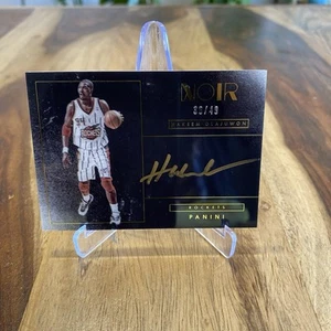 2015-16 Panini Noir Hakeem Olajuwon On Card Auto /49 Gold Ink No. NC-HOW HOF’er - Picture 1 of 5