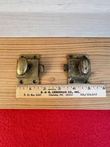 2 cerraduras de perno de puerta de gabinete de latón recuperado vintage - Imagen 1 de 3