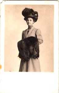 Rppc Elegante Dama con Elegante Sombrero y Gran Manguito de Piel Sobre Brazo Postal a45 - Imagen 1 de 2