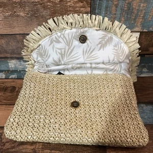 Beachly North Shore Clutch mit gewebtem Strohumschlag und Fransen 100 % recycelt Tasche - Bild 1 von 11