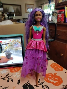 Muñeca Barbie Brooklyn con pelo morado 2022 - Imagen 1 de 3