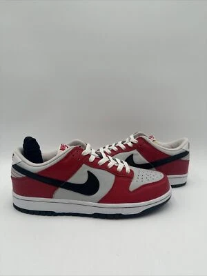Nike Dunk низкий нейтральный серый университетский красный 2005 размер 9 совершенно новый 309431-004 - Изображение 1 из 4
