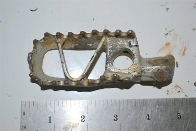 Clavija de pie izquierda Kawasaki KX 250 KX 500 KDX 220 200 OEM 34028-1332 92-05 Foto 1 de 3