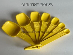 Tupperware Measuring Spoons Set D Ring Yellow Vintage Retro Brand New NOS - Picture 1 of 7