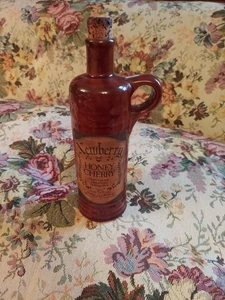 Bottiglia di vino vintage Newberry miele ciliegia cedro WI gres 375 ml/ 127 fl oz - Foto 1 di 7