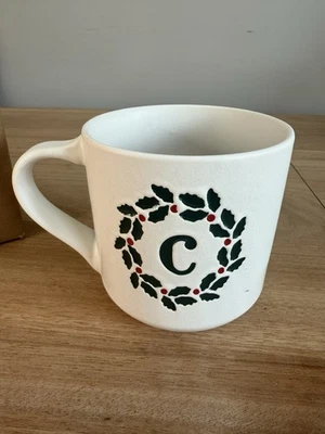 Taza Pottery Barn Holly Alphabet - Letra C - Vacaciones de Navidad - Nueva en Caja Foto 1 de 4