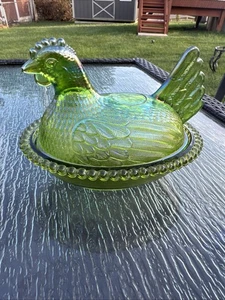 RARO VINTAGE INDIANA VERDE IRIDESCENTE GALLINA SU NIDO CARNEVALE VETRO COPERTO LEGGI - Foto 1 di 9