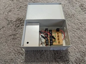 Caja de distribución de energía AT1205A-D07 4 canales puerto 5 amperios AC110V/220V DC 12V 60W - Imagen 1 de 5