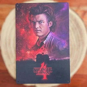 🍀 Blechschild Metallschild Serie Stranger Things Joe Keery Steve Harrington - Foto 1 di 2