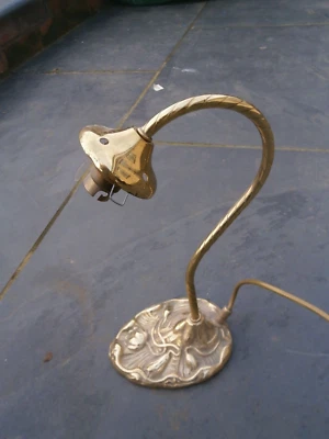 ART NOUVEAU CAST BRASS LOTUS FLOWER DESIGN SWIRLED  GOOSENECK TABLE LIGHT LAMP - Image 1 of 4
