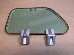  Beechcraft Bonanza Vent/Storm Window With Hinges 11”x 6” - Foto 1 di 3