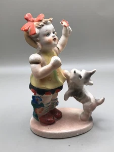 Statuina vintage di una ragazza con cane e fiore assomiglia a Hummel - Foto 1 di 5