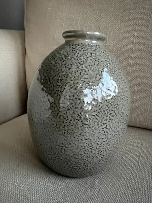 Jarrón West Elm gris, en forma de huevo 4,5" de ancho x 5,5"" de alto Foto 1 de 4