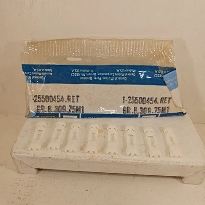 Lote de 8 retenedores de moldeo de panel basculante Buick Century 1982-88 OEM NOS GM 25500454 Foto 1 de 4