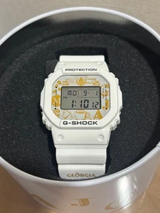 Reloj coleccionable G-Shock Georgia DW-5600VT blanco sin usar en lata - Imagen 1 de 2