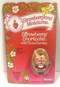 Vintage Strawberryland Miniatures Strawberry Shortcake w/ 3 Berries NEW NOS 1981 - Picture 1 of 3