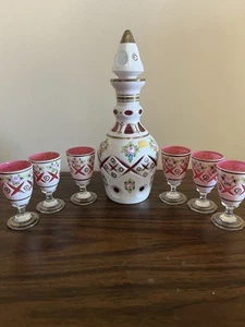 Set decanter vintage in vetro rosso boemo ceco bianco sovrapposizione floreale 7 pezzi - Foto 1 di 11