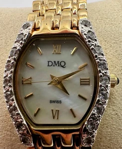 Reloj DMQ Damas Tono Dorado Bisel Circonita Batería Nueva, Cristal Zafiro en Corona - Imagen 1 de 6