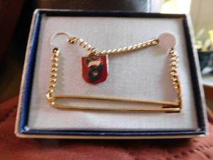 EP SCOUT BSA ANTIGUA REGIÓN SIETE 7 CADENA DE BROCHE DE CORBATA CON JOYERÍA DE PIEDRA TRANSPARENTE EN CAJA - Imagen 1 de 7
