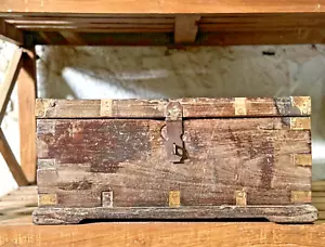 Cassapanca portaoggetti vintage in legno di grandi dimensioni originale fatta a mano ottone montata - Foto 1 di 16