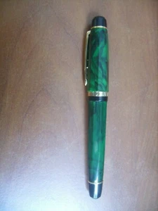 Stylo plume EXATIME corps octogonal vert marbré et plume "Ruthenium Point" neuf - Picture 1 of 3
