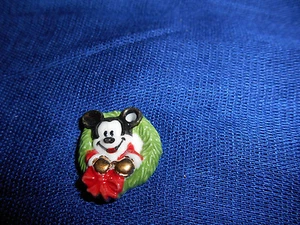 MICKEY MOUSE CHRISTMAS WREATH GOLD Plaque Figurine French Porcelain Feves DISNEY - Picture 1 of 4