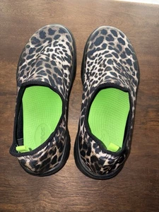 OOFOS OOmg EeZee Low Womens Size 8.5 Leopard Cheetah Print Slip On Recovery Shoe - Picture 1 of 7