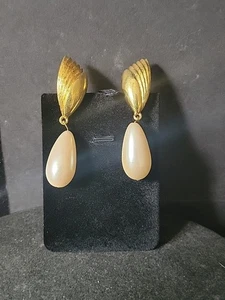 Auténticos clips Givenchy imitación perla gota tono dorado - Imagen 1 de 3