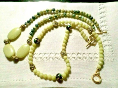  Set of two mixed stones necklaces. Foto 1 de 3