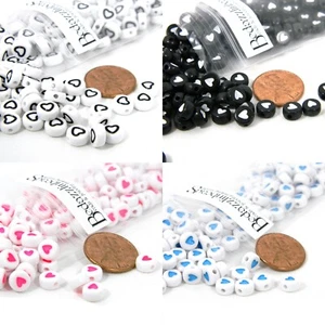 100 Kunststoff 7 mm Runde Flache Scheibe Acryl Graviert Farbiges Herz Perlen mit Loch - Bild 1 von 10