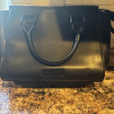 Mini bolso bandolera de cuero sintético negro Kendall + Kylie para mujer Foto 1 de 4