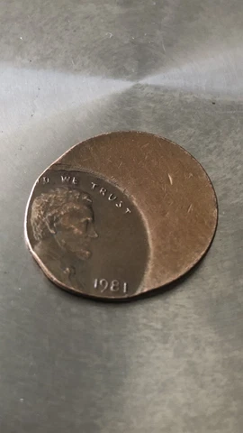 1981 OFF CENTER ERROR PENNY OFF SET STAMP. Weighs 3.1 grams 60% Offset Cover