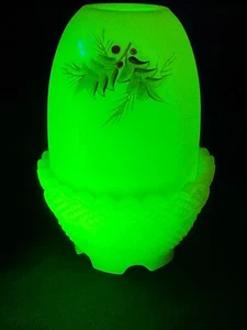 Fenton Custard HP by B. Nash, Signed, Fairy Light, decorated holly and berry. - Picture 1 of 6