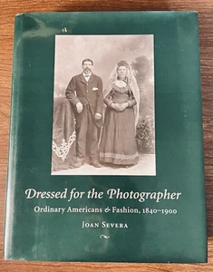Dressed for the Photographer: Ordinary Americans & Fashion ~ Joan Severa - Bild 1 von 11