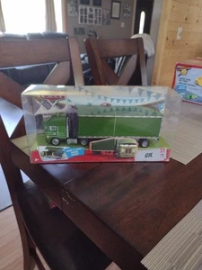Semirremolque verde Disney Pixar Cars The World of Cars GIL Hauler #7 nuevo sellado - Imagen 1 de 4