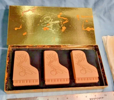 Jabón de barra fresado francés en forma de piano sándalo DALMARKO THE LIBERACE COLLECTION Foto 1 de 4