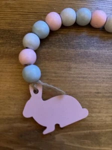 Neu Osterhase 26" Holzperle Girlande Quaste rosa blau Frühlingsdekor primitiv - Bild 1 von 3