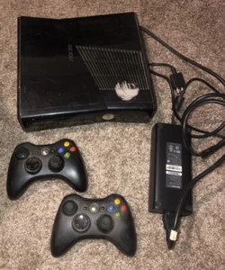 Black Xbox 360 S Console With Power Supply And 2 Controllers! Gifts For Winner - Picture 1 of 14