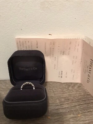 Anillo apilable Tiffany & Co. diamante platino banda jazz talla 3 Foto 1 de 4