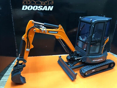DOOSAN DX27Z UH8141 1/25 Crawler Excavator Vehicle Model Alloy Engineering Toy - Image 1 of 4