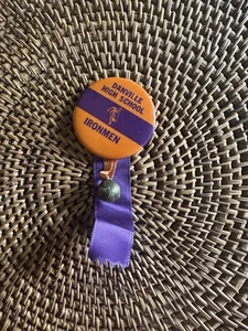 BOTÓN VINTAGE DANVILLE High Ironmen Baloncesto Pinback Cinta Pennsylvania - Imagen 1 de 4
