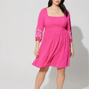 Torrid Dress 4X Pink Smocked 3/4 Blouson Floral Detail Sleeves Plus Size NWT - Foto 1 di 6