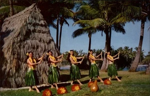 Honolulu Hawaii hermosas bailarinas de hula faldas de hierba leis postal de colección - Imagen 1 de 2